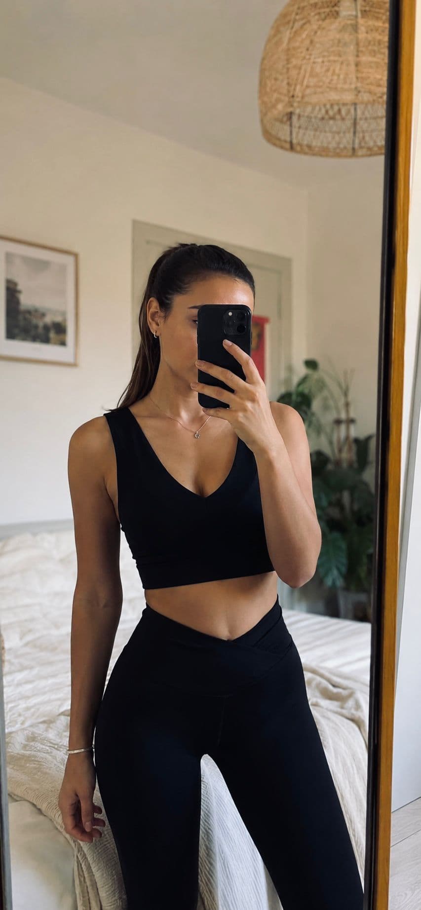 Trendyolmilla siyah destekli şekillendirici v yaka spor sütyeni 1